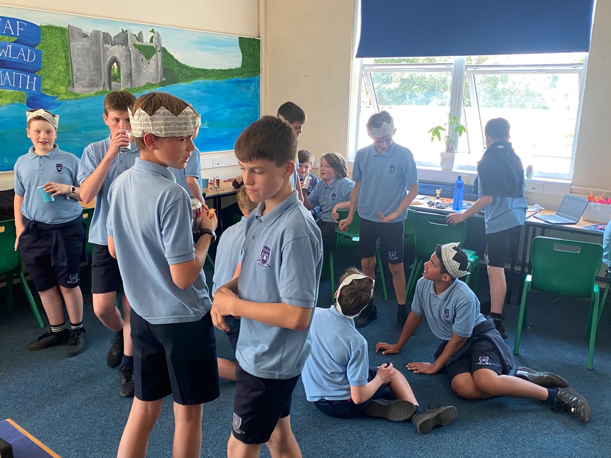 CoronYgg's tweet photo. Parti dathlu llwyddiant Parti Bechgyn @Ysgol_Glantaf yn yr @EisteddfodUrdd yn ddiweddar! 1af yn y gystadleuaeth Parti Bechgyn 7-9! Llongyfarchiadau fil unwaith eto! @CerddGlantaf @UrddCaerdyddFro @urdd🥇🎶🏴󠁧󠁢󠁷󠁬󠁳󠁿 https://t.co/TMLiwpWoKq