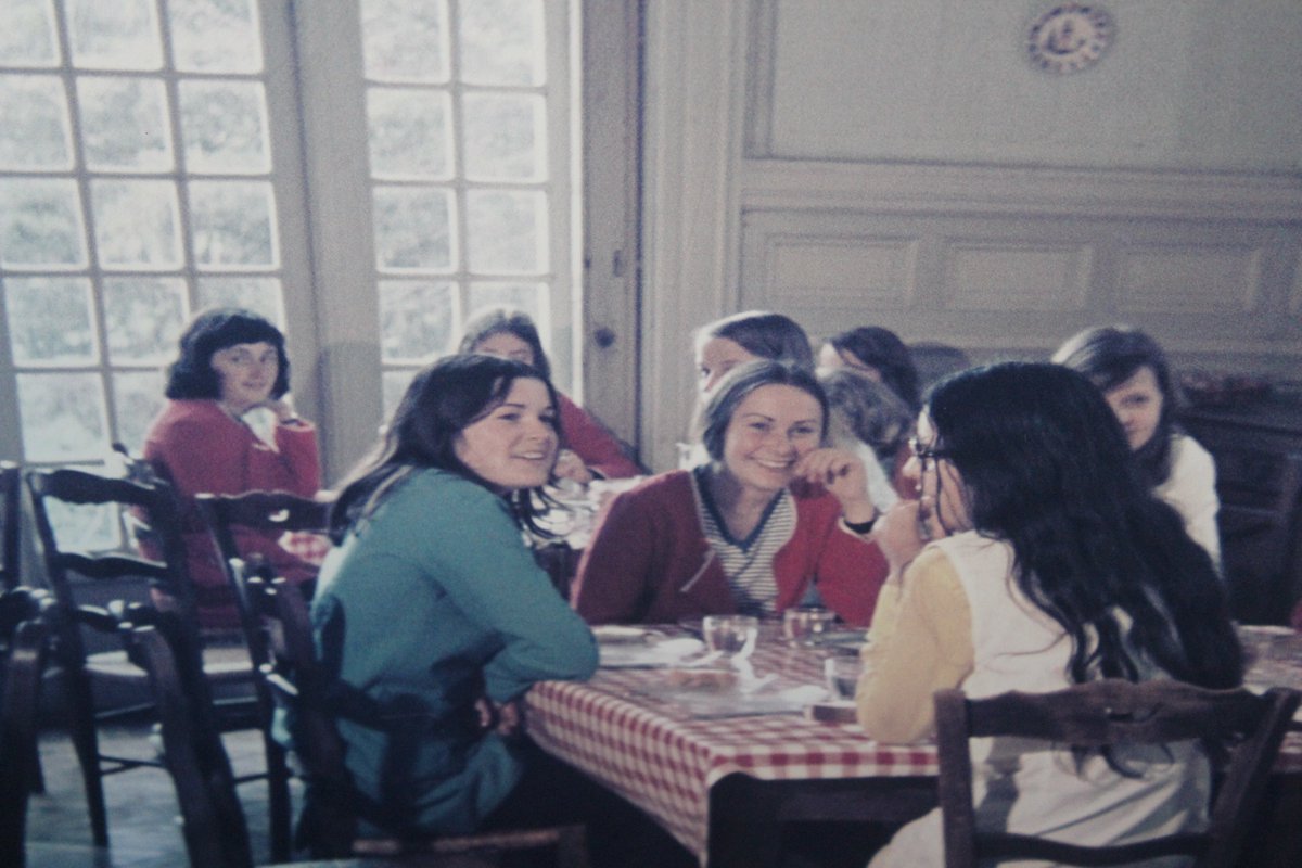 #NourritureMW Souvenirs de <a href="/museomix/">museomix</a> 2018 à la <a href="/Rohannech/">villa Rohannec'h</a> pour #MuseumWeek2023 : menus et photo de repas à l'époque où la villa est devenue un établissement d'enseignement à destination des filles d'agriculteurs, avec instruction agricole et ménagère
