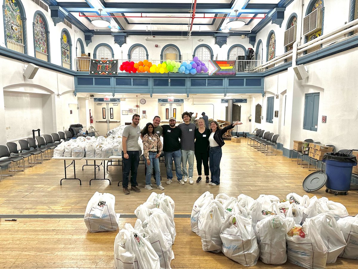 RTM_BG's tweet photo. Another food pantry Wednesday with the team filling shopping bags with produce & dry goods for those in need. As always thanks to Educational Alliance & Sirovich Center for organizing - see you at the next one! #rtmcommunity #rtmk12 #rtmhighered #volunteering #nyc https://t.co/som0wGCArM