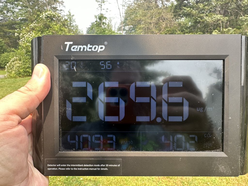 rjsamson's tweet photo. @CBS6Steve Got a pm2.5 level of about 270 in Voorheesville around 11am today - absolutely crazy. Down to around 175 now. https://t.co/qsX1CFGqMX
