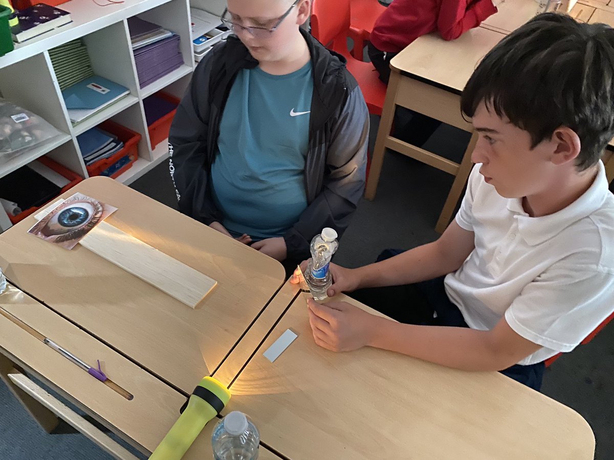 Roscoe_Primary's tweet photo. Today we investigated how light travels using a torch. The children had to decide how to make the light ‘hit’ the eye. They decided to use a mirror #rp_y6 #rp_science https://t.co/nWdBde8u2v