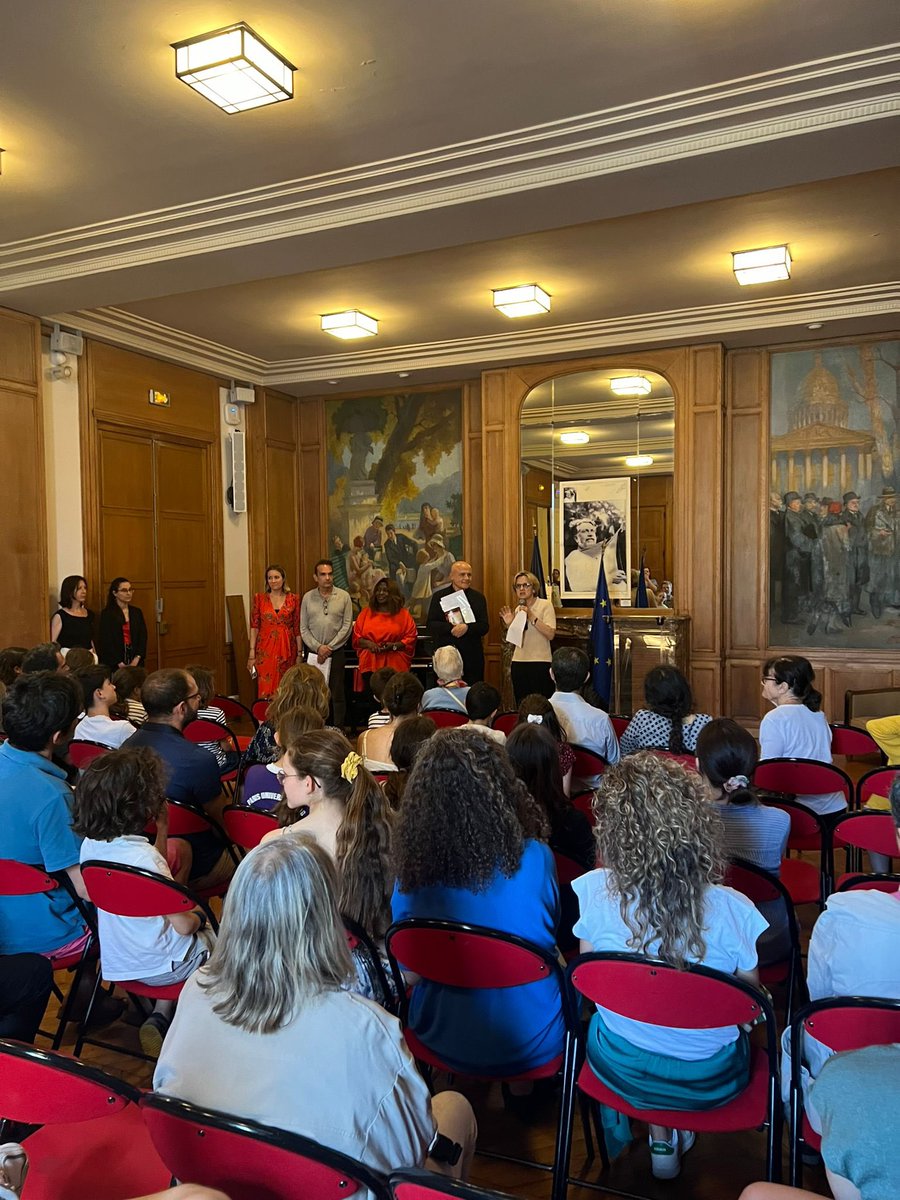FBerthout's tweet photo. Félicitations à tous les collégiens qui ont participé cette année au Concours de nouvelles, organisé par les centres d’animation Arras et Censier, ainsi qu’aux différents lauréats ! #FestivalQuartierduLivre
@O_Poivre_dArvor @VHacke https://t.co/sszh6AcjcW