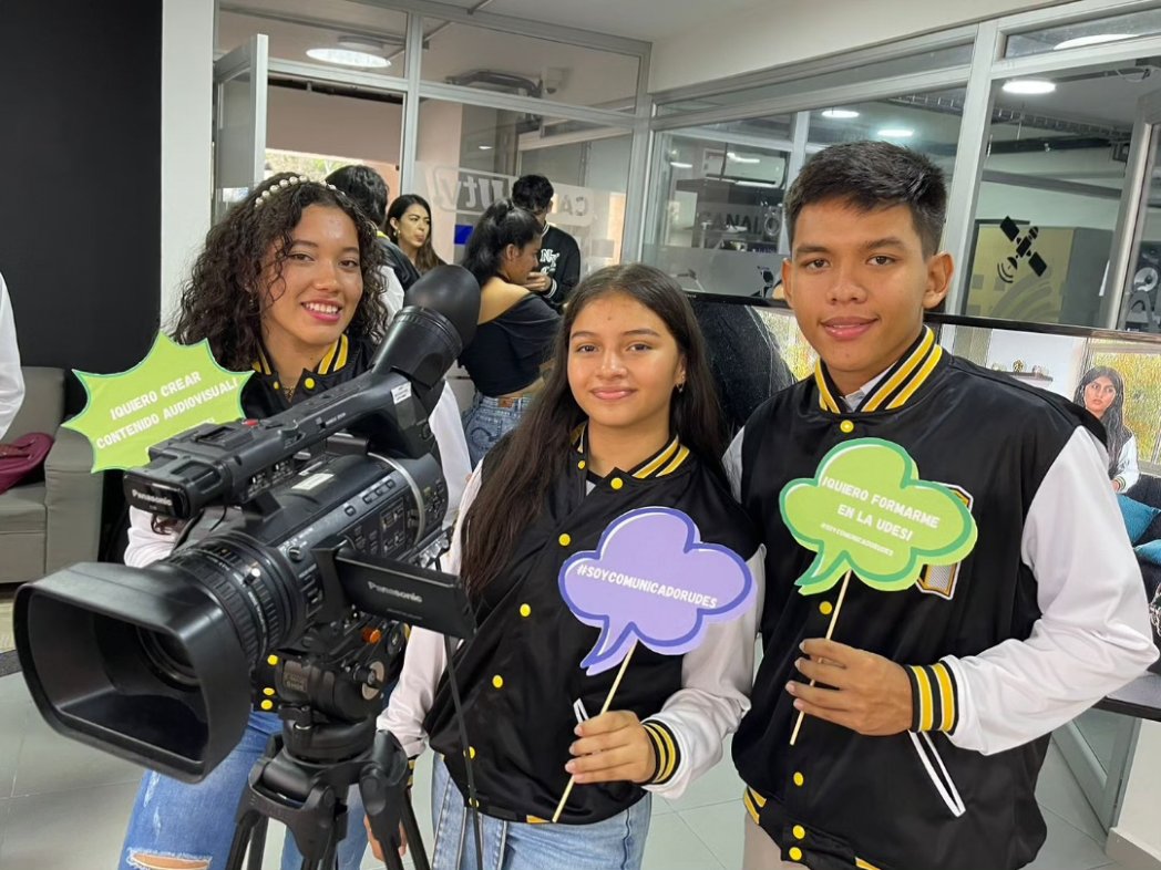 ComSocial_udes's tweet photo. La importancia de Comunicación Social y Periodismo se vio reflejada en la vista de los colegios de San Vicente de Chucurí. Los jóvenes mostraron interés en estudiar el programa. 📸🤗
@udes_oficial
@Enf0que_Digital
@TellezYadira
#SoyComunicadorUDES
#ReporterosUDES https://t.co/sDcmGFCrjN