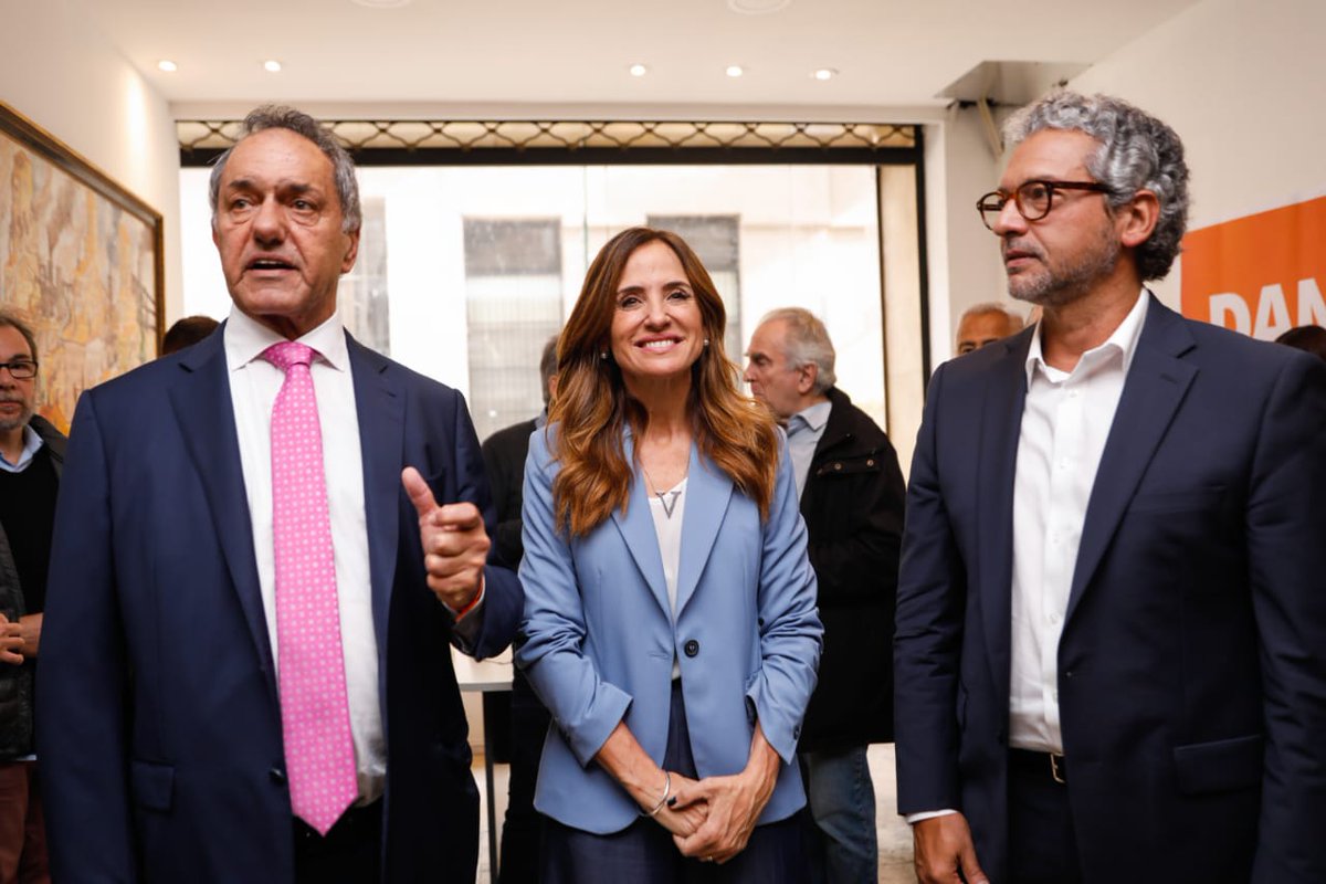 vtolosapaz's tweet photo. El periodismo es un puente indispensable para poder comunicarnos con nuestro Pueblo. 

Junto a @danielscioli participamos de un encuentro con periodistas, en homenaje a su día. 

¡Gracias compañeras y compañeros! 👏🏼 https://t.co/w6kHVh4CKu