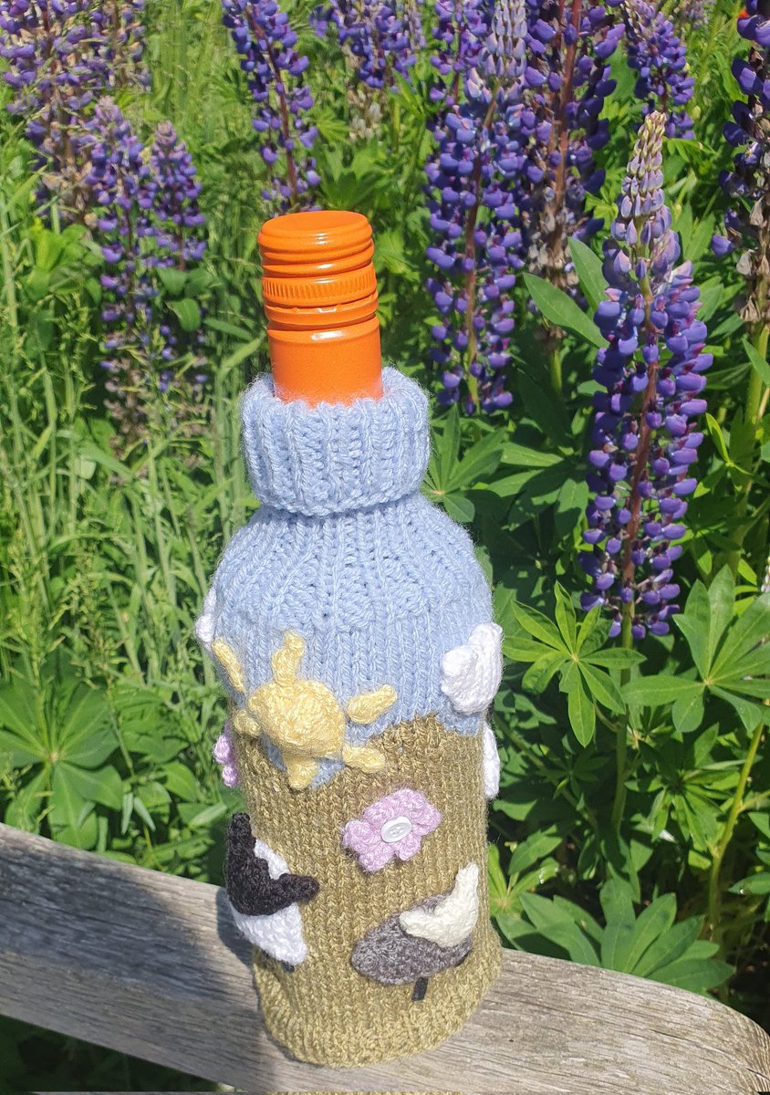 Evening #womaninbizhour #handmadehour Here is my hand knitted "Sunny Sheep" wine cover,  with sheep &amp; Lambs frolicking in the sunshine...Would make a lovely gift 🎁 🐑🌸🌞 
TheYorkshireGreySheep.co.uk