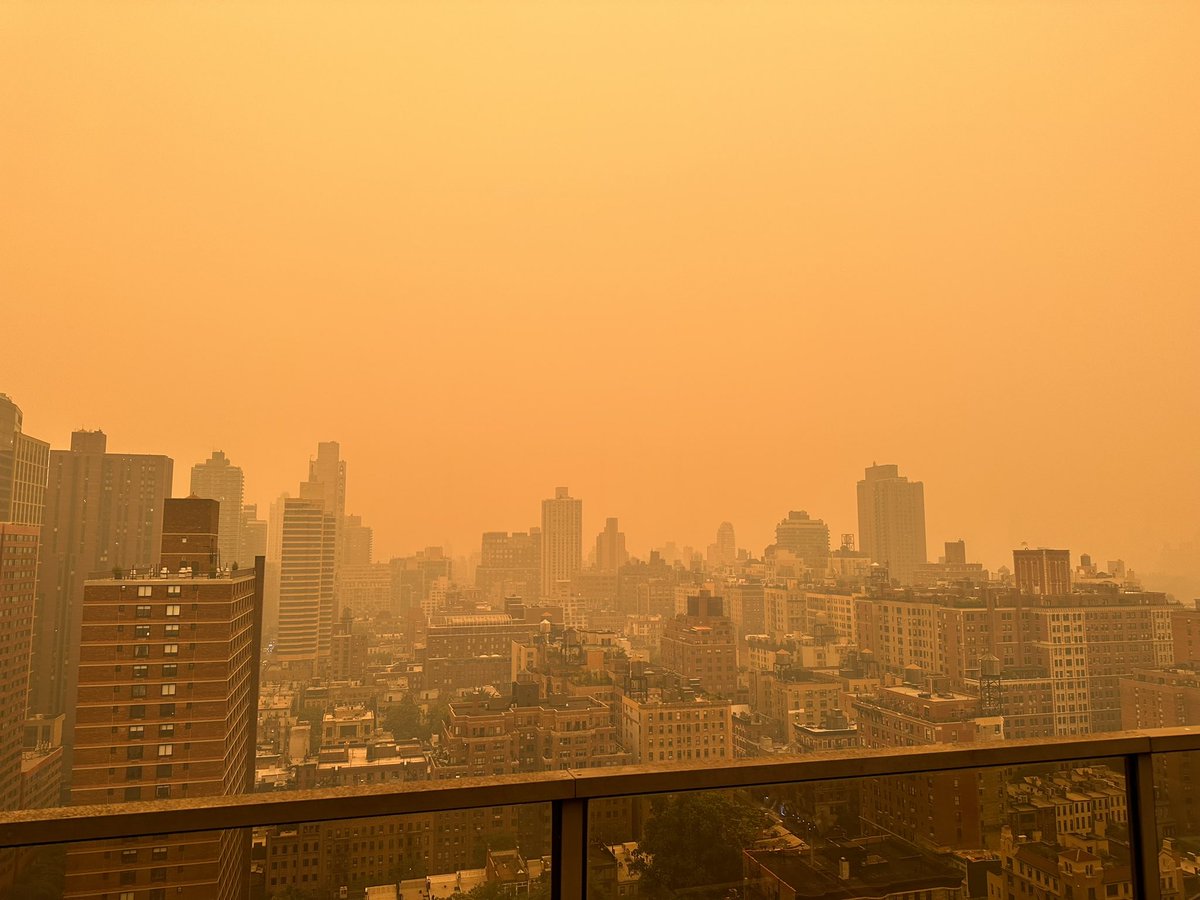 AounAkram's tweet photo. Current view of midtown Manhattan from a rooftop in ues. #NYC https://t.co/huk4WNSuc1