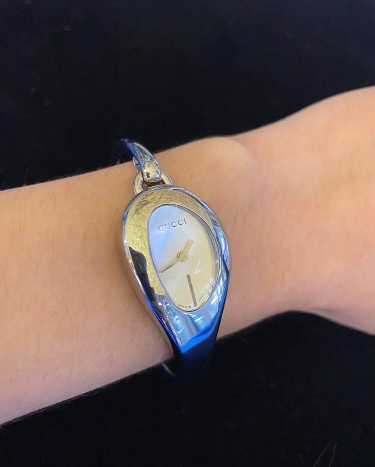tyu_t60503's tweet photo. This women's wrist band is no exception.
The watch comes in smooth and embellished steel. The steel wrist strap closes at the back. The design is classy and classy, and looks very good.
This watch is absolutely unique.
#Gucci #Gucciwatch #watchlover https://t.co/r1Xfur7TLR