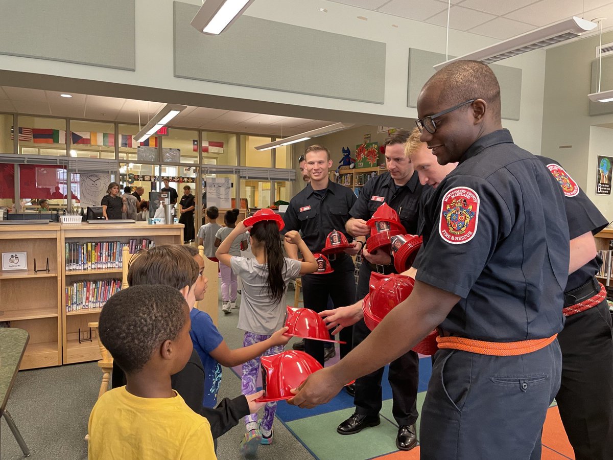 mcfrs's tweet photo. Not sure who learned more this morning...
@mcfrs Recruit Class 52 or the awesome @mcps 2nd graders who flipped the script and became "teachers" for the recruits today! Students learned about home escape maps &amp; having a designated meeting place where EVERYONE will meet. https://t.co/OlI5mSu0Bo
