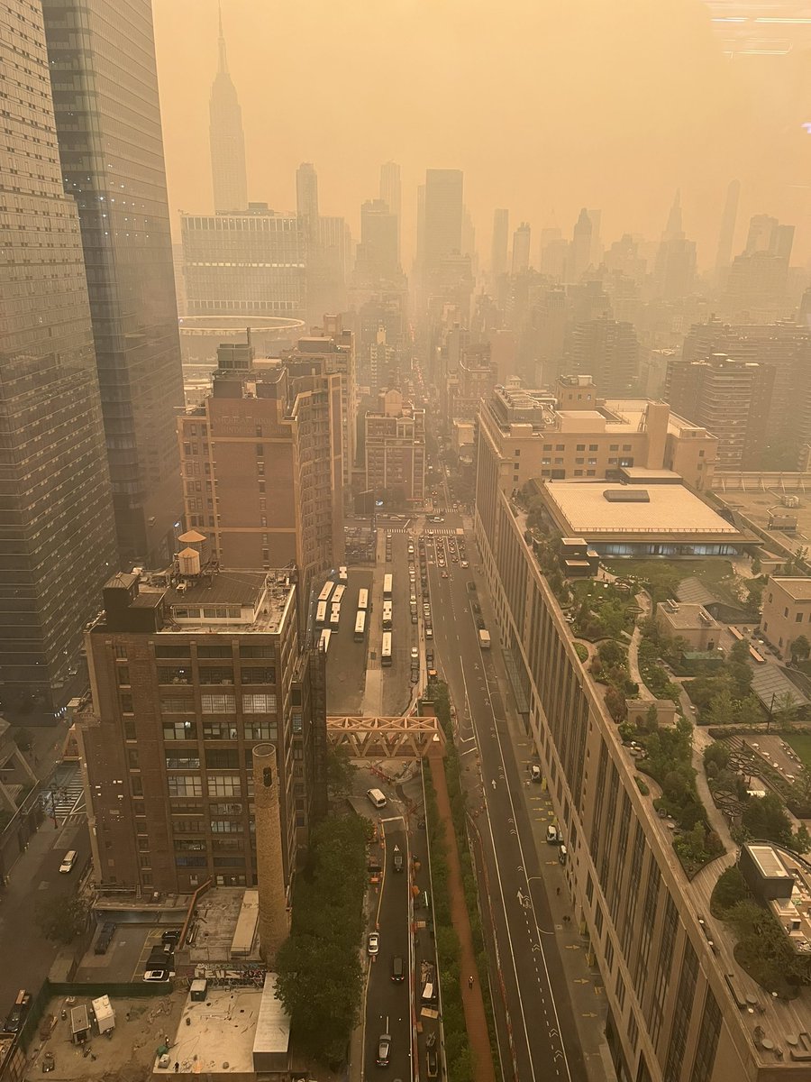 JLynnJacobs's tweet image. smoky skies can’t stop @VaynerMedia peeps from their monthly #bodycomposition consults

@TeamGaryVee @vayner_x