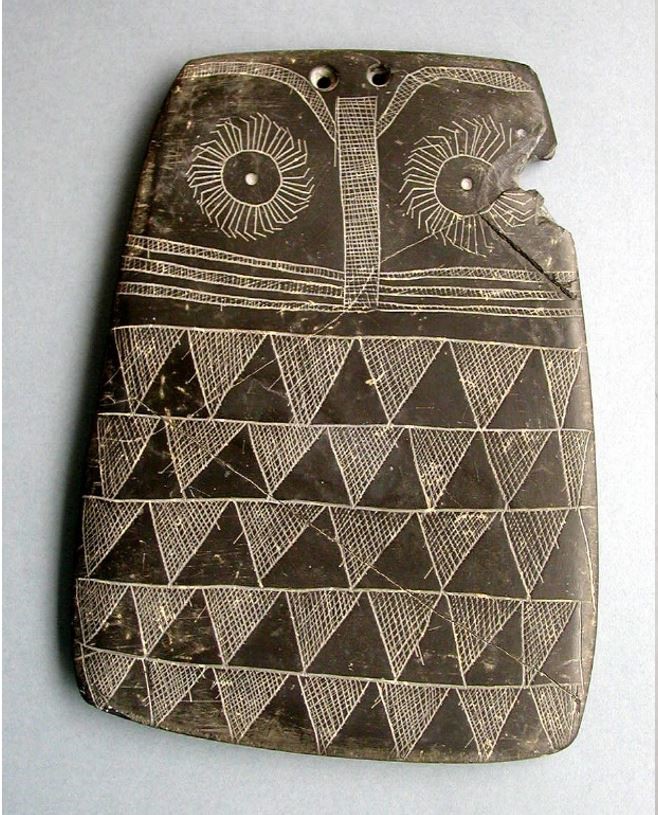 ChismesdelArte's tweet photo. @duolingoespanol *placa de pizarra con forma de búho de hace 5.000 años halladas en el suroeste de la Península Ibérica https://t.co/94zalT1D09