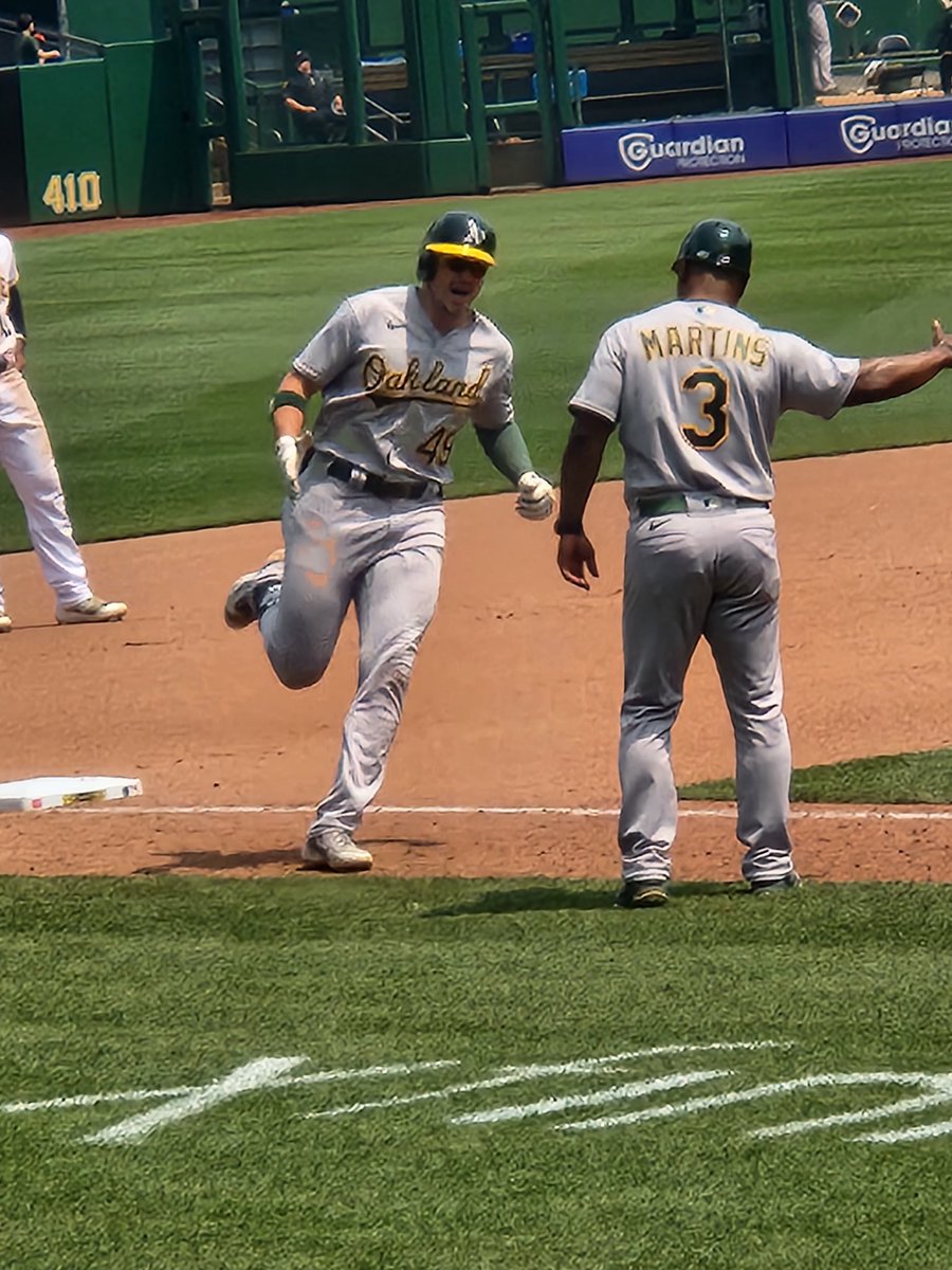 Oppo Taco <a href="/RyanNoda14/">Ryan Noda</a> Bomb... Rounding 3 ready to slap hands with <a href="/eric3mar/">eric martins</a> #Athletics