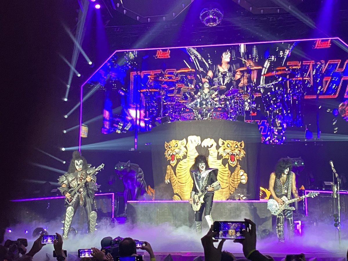 Ian1Richards's tweet photo. @kiss It was amazing !! https://t.co/uxo1Qw734Q