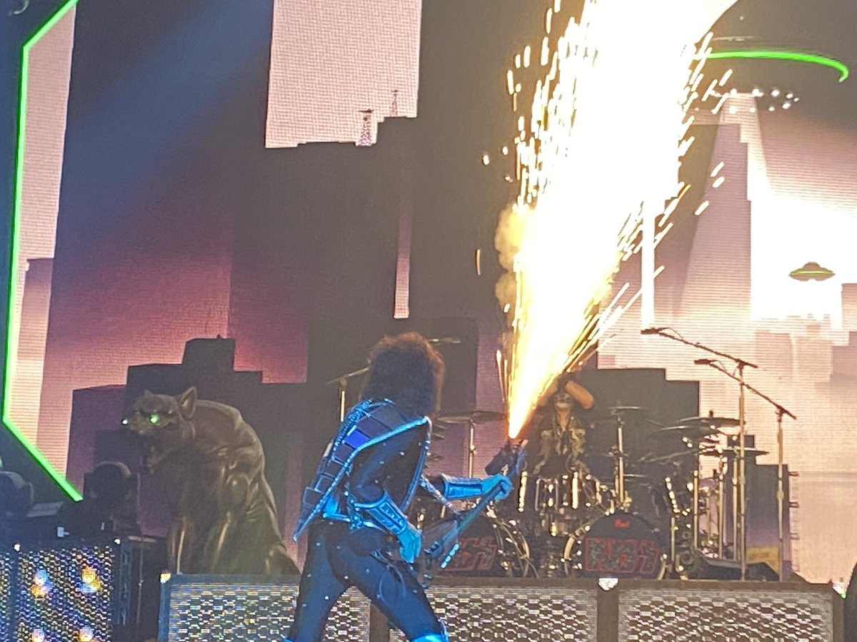 Ian1Richards's tweet photo. @kiss It was amazing !! https://t.co/uxo1Qw734Q