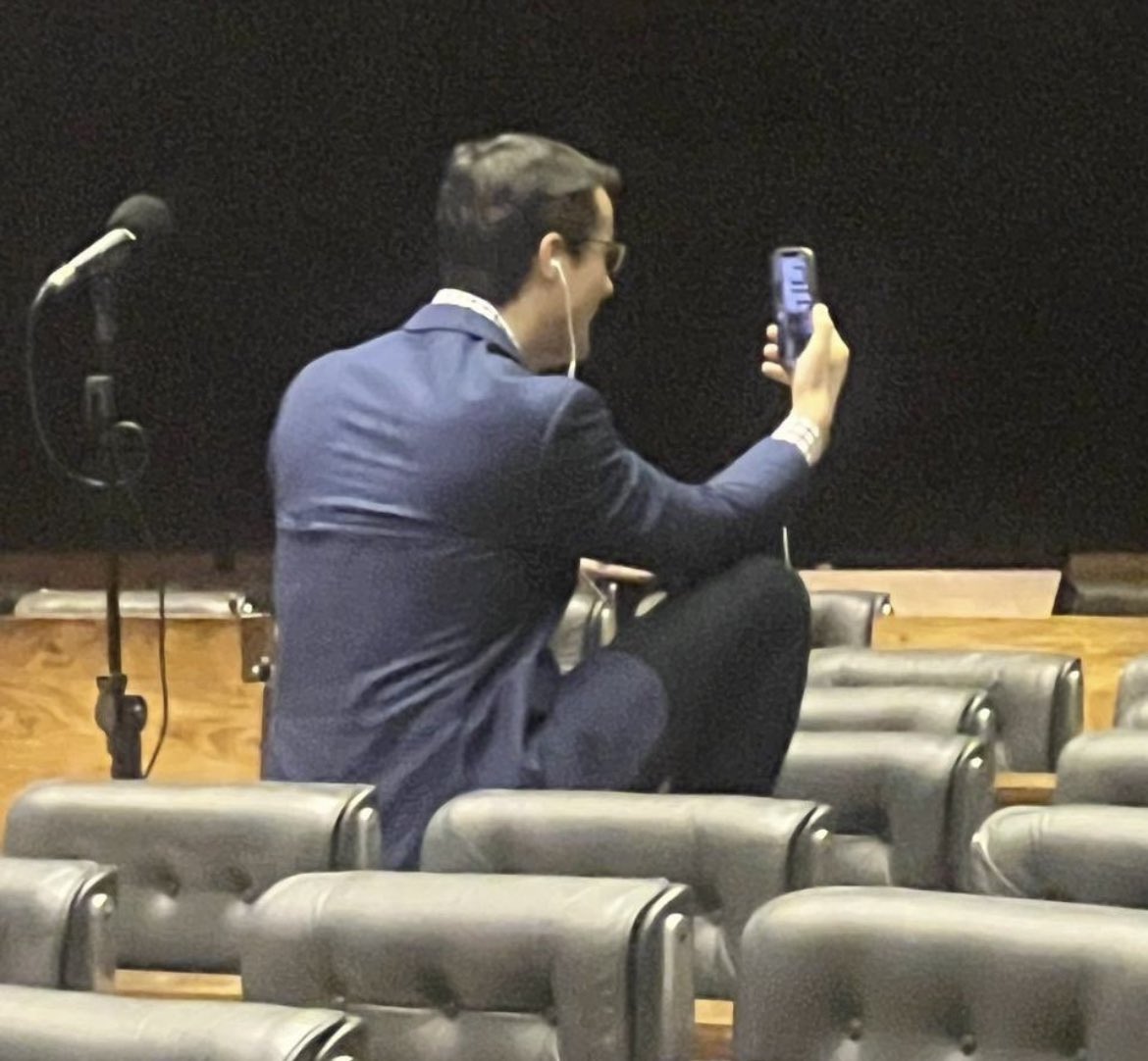 direitasiqueira's tweet photo. PESSOAL, PAPO SÉRIO: UM AMIGO PERDEU O EMPREGO RECENTEMENTE E ESTÁ DESOLADO: NÃO ACEITA MAIS A REALIDADE, FICA SÓ CONVERSANDO CONSIGO MESMO E INSISTE EM FICAR NO ANTIGO LOCAL DE TRABALHO À NOITE, SOZINHO. GOSTARIA DE PODER AJUDÁ-LO, MAS NÃO SEI COMO!!! O QUE EU FAÇO???😰 https://t.co/XDLS5wim5X