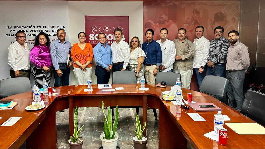 Es ahora o nunca. Esta expresión recojo de mi pueblo. Nos ven y atienden, expresan President@s dirigentes, liderazgos, ganaderos, ejidatarios, amas de casa, adultos y jóvenes, de tierras donde vivimos pocos, pero valemos mucho.
Gracias <a href="/AlfonsoDurazo/">Alfonso Durazo</a> 
#SoyDePueblo
#EsAhoraONunca