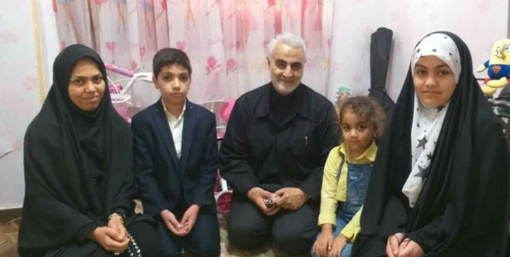 hoza2854's tweet photo. همسر شهیدی که سر حاج قاسم داد کشید/ شب ۱۳ دی بی‌قرار بودم
تا چشمم به حاج قاسم افتاد، گریه کردم و گله‌مندانه گفتم: «شما ۴ سال به من گفتی علی اسیر است، برمی‌گردد. این دیگر چه اسارتی بود؟» گفت: «دخترم! مگر علی اسیر نبود؟» گفتم: «اما شما به من گفتی زنده است.» گفت:🔽 https://t.co/lBmvjGQ10f