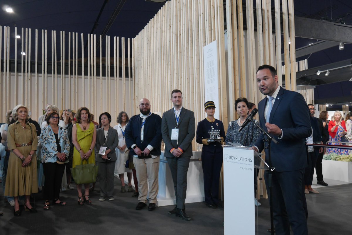 Quebec_FR's tweet image. Le salon international @revelationsfair met à l'honneur les métiers d'art du #Québec, la culture et l'identité de ses créateurs.
Elle a été inaugurée par @ateliersdart en présence du ministre @lacombemathieu et de nombreux acteurs culturels et politiques.
bit.ly/43H2KXf