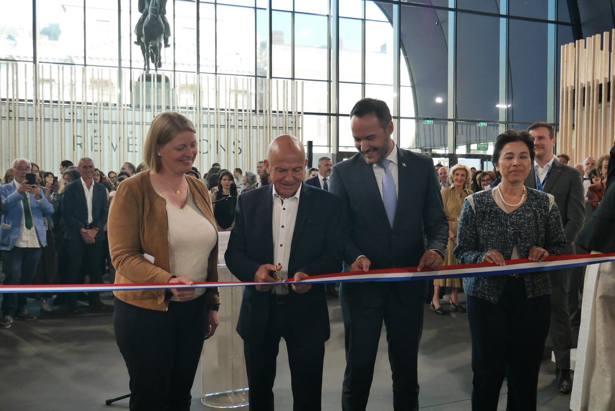 Quebec_FR's tweet image. Le salon international @revelationsfair met à l'honneur les métiers d'art du #Québec, la culture et l'identité de ses créateurs.
Elle a été inaugurée par @ateliersdart en présence du ministre @lacombemathieu et de nombreux acteurs culturels et politiques.
bit.ly/43H2KXf