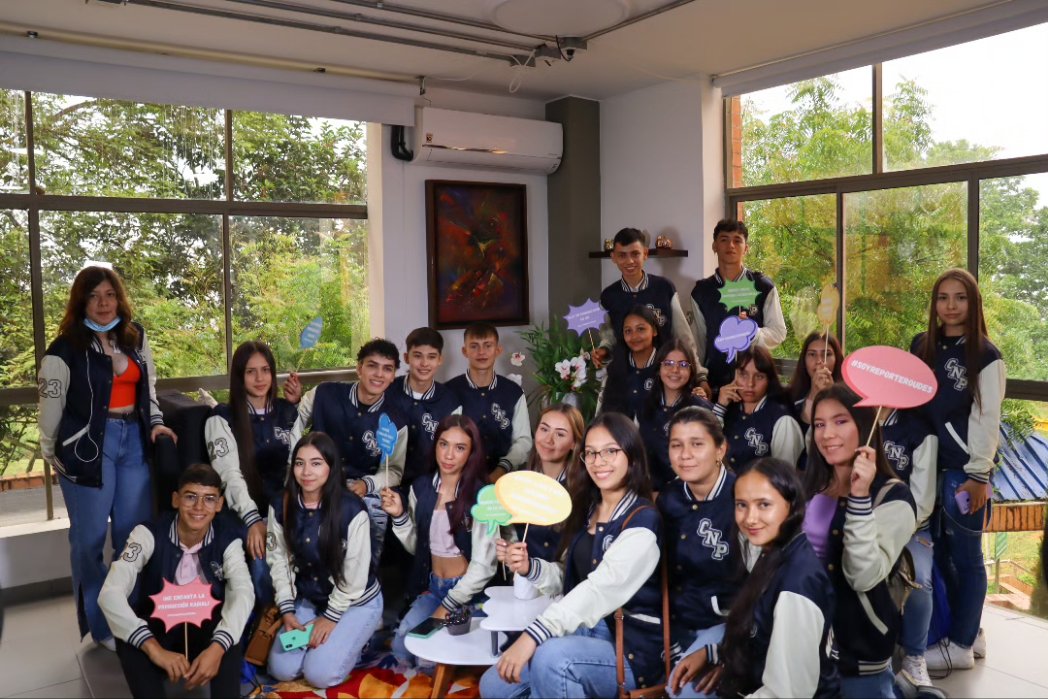 ComSocial_udes's tweet photo. Jóvenes de colegios de San Vicente de Chucurí visitaron el set de @canal_utv, conocieron la forma en que se desarrolla el programa @ComSocial_udes. 📷
@udes_oficial
@Enf0que_Digital
@TellezYadira
@MemesUDES
#SoyComunicadorUDES
#ReporterosUDES https://t.co/wA30TQMcsh