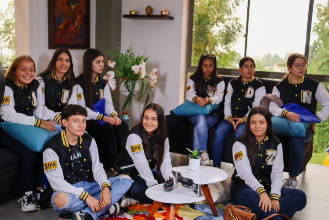 ComSocial_udes's tweet photo. Jóvenes de colegios de San Vicente de Chucurí visitaron el set de @canal_utv, conocieron la forma en que se desarrolla el programa @ComSocial_udes. 📷
@udes_oficial
@Enf0que_Digital
@TellezYadira
@MemesUDES
#SoyComunicadorUDES
#ReporterosUDES https://t.co/wA30TQMcsh