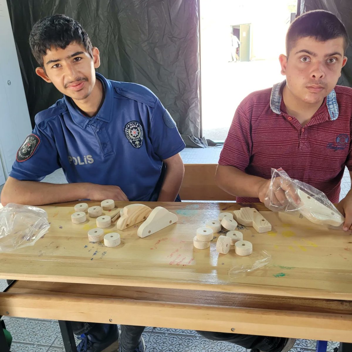 AkhisarBilsem's tweet photo. Öğrencilerimiz Teknoloji Tasarım dersinde tasarladıkları ve kendi el emekleri ile yaptıkları ders materyallerini Hatay - İskenderun Özel Eğitim okulundaki öğrencilere gönderdiler. Emeği geçen öğretmen ve öğrencilerimize çok teşekkür ediyoruz. https://t.co/XxverUYF8u