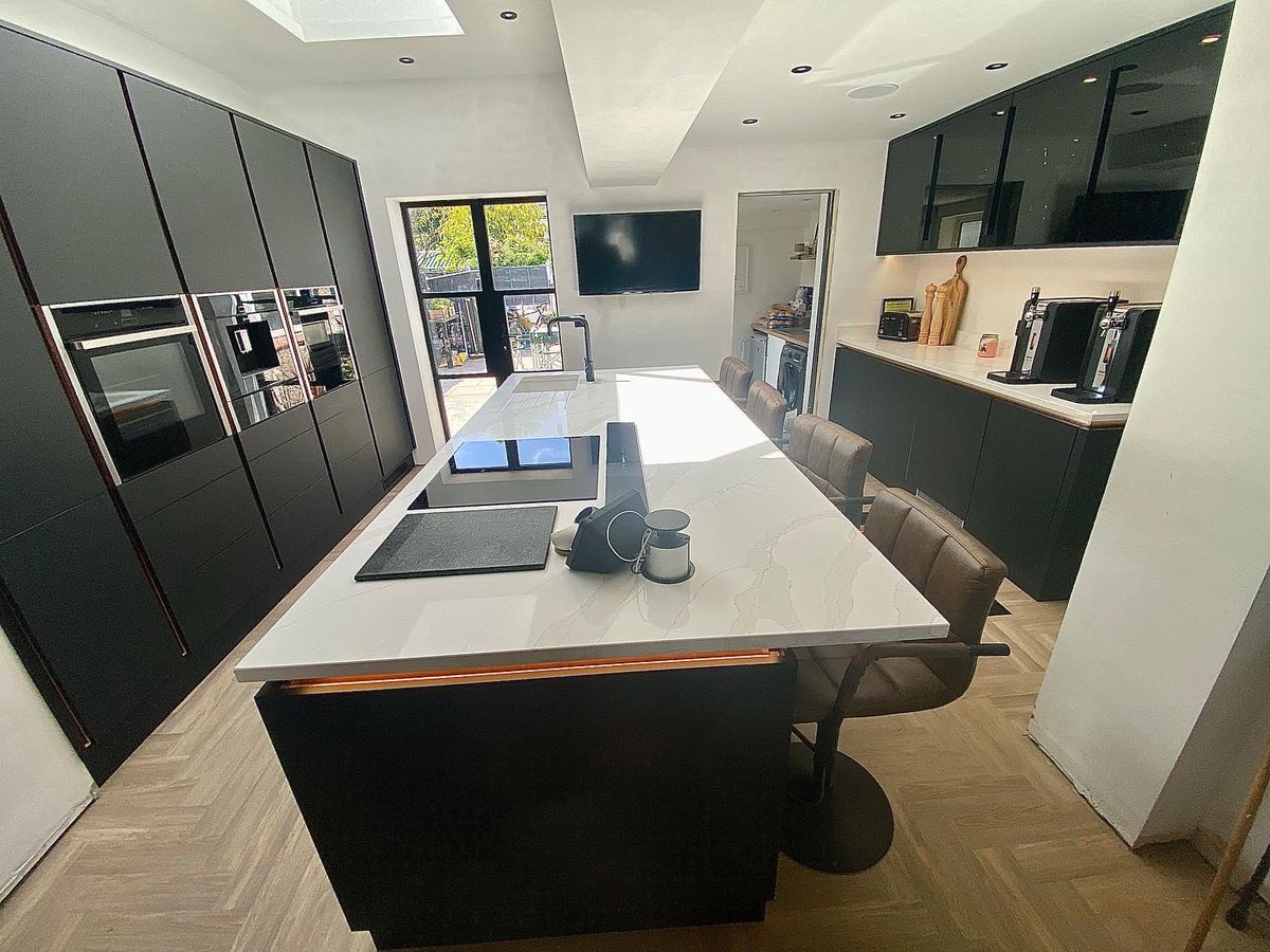 Finelineinstall's tweet photo. Happy hump day !
This @WrenKitchens was installed last year for our client.
Really amazing space π
#kitchenfitter
#newkitchen
#wren
#handleless
#graphitekitchen
#southport
#Merseyside https://t.co/jPDYvsBB5D