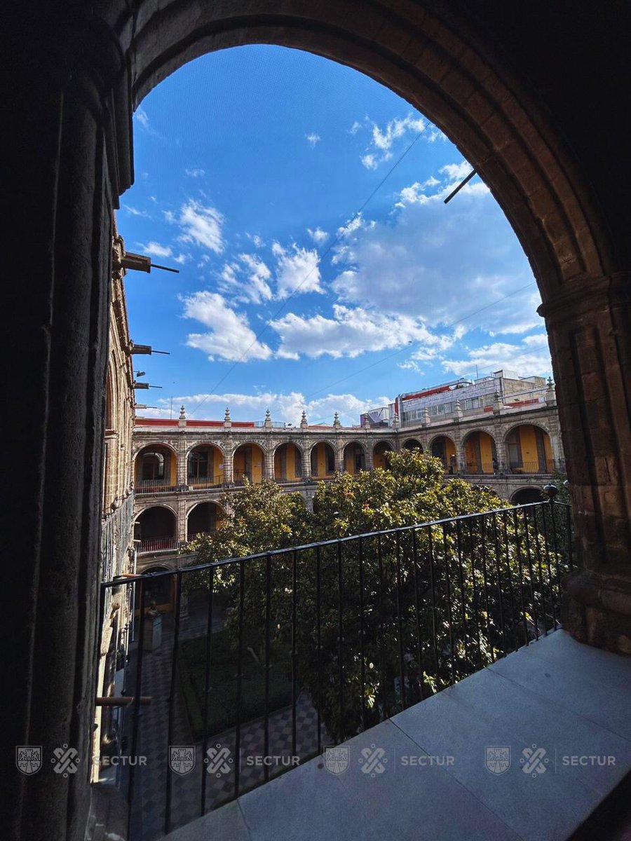 turismocdmx's tweet photo. Las tardes en el Centro Histórico de la Ciudad de México son más especiales cuando te tomas una pausa y disfrutas de una vista a los patios centrales de edificios icónicos.😍
¿Sabes qué recinto te ofrece esta espectacular vista en #LaCiudadQueLoTieneTodo? 🔍
#SecturCDMX https://t.co/QxSSLjZaOz