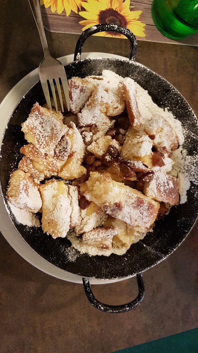 So Kaiserschmarrn ging jetzt noch. Gedanken, wenn man die Portion bekommt:' Naja, ist das wenig' , nach der Hälfte:'Boa, wie soll ich das noch schaffen'