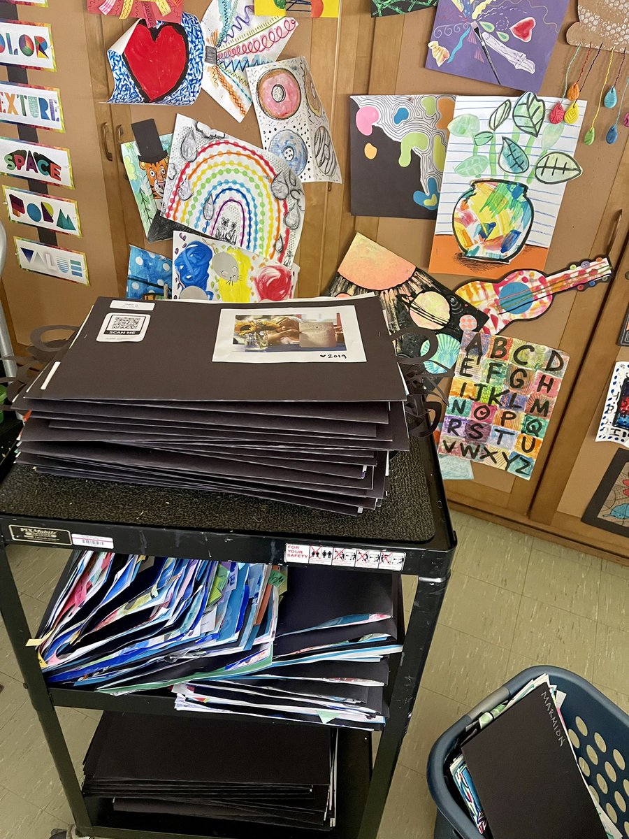 Ratka_K's tweet photo. Portfolio week! Nothing beats their excitement to take home a year’s worth of artwork.
Except maybe watching them do it four years more grown ♥️ #elementaryart #arted #legendarylearning https://t.co/zreDxbW4MM