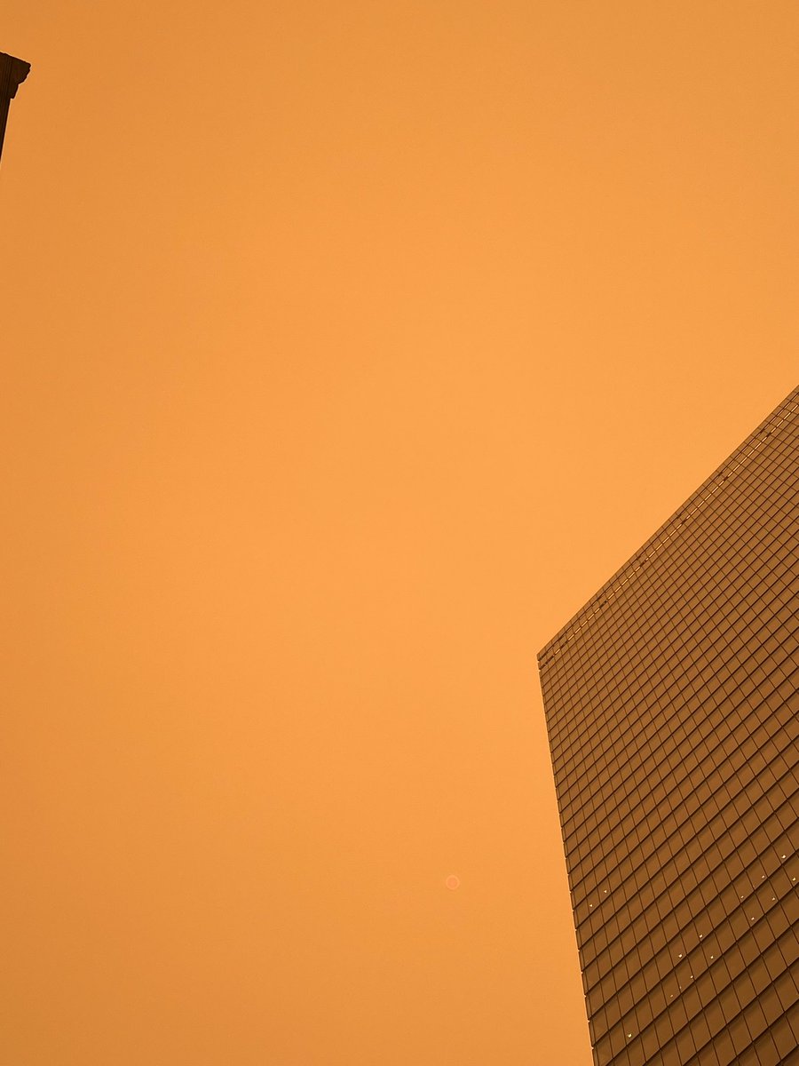 Yagnyesh's tweet photo. Can u find the ☀️? 
This is not a filter !
Manhattan is Orange !!
#AirQuality https://t.co/sxlY333rj2
