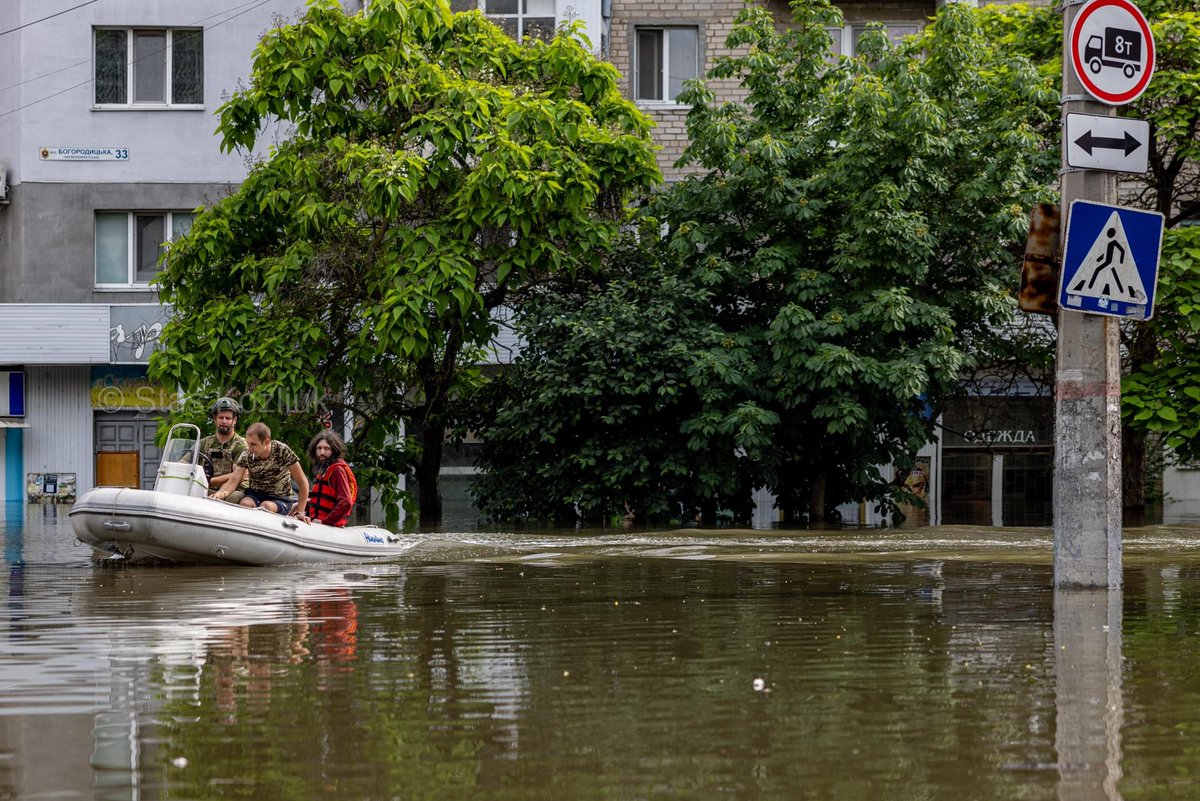 Podolyak_M's tweet photo. #Kherson now. Water level continues to grow. People are rescuing neighbors, animals and children from the flood. Rescue services and local residents with inflatable boats are organizing themselves into groups and taking their neighbors out of the flooded villages. The #Russians are not even trying to organize evacuation from the occupied territories. The “liberators” leave people to die on rooftops, continuing to shell the Ukrainian-controlled bank of the #Dnipro River, hindering evacuation efforts. The Z-"liberators" are laughing and foaming at the mouth: "it worked out well, we should turn the whole of central #Ukraine into a polluted gray zone". This proves once again that today Ukrainians are fighting against absolute concentrated evil. And the fight against evil requires everyone to call a spade a spade.

Photo: Stas Kozliuk