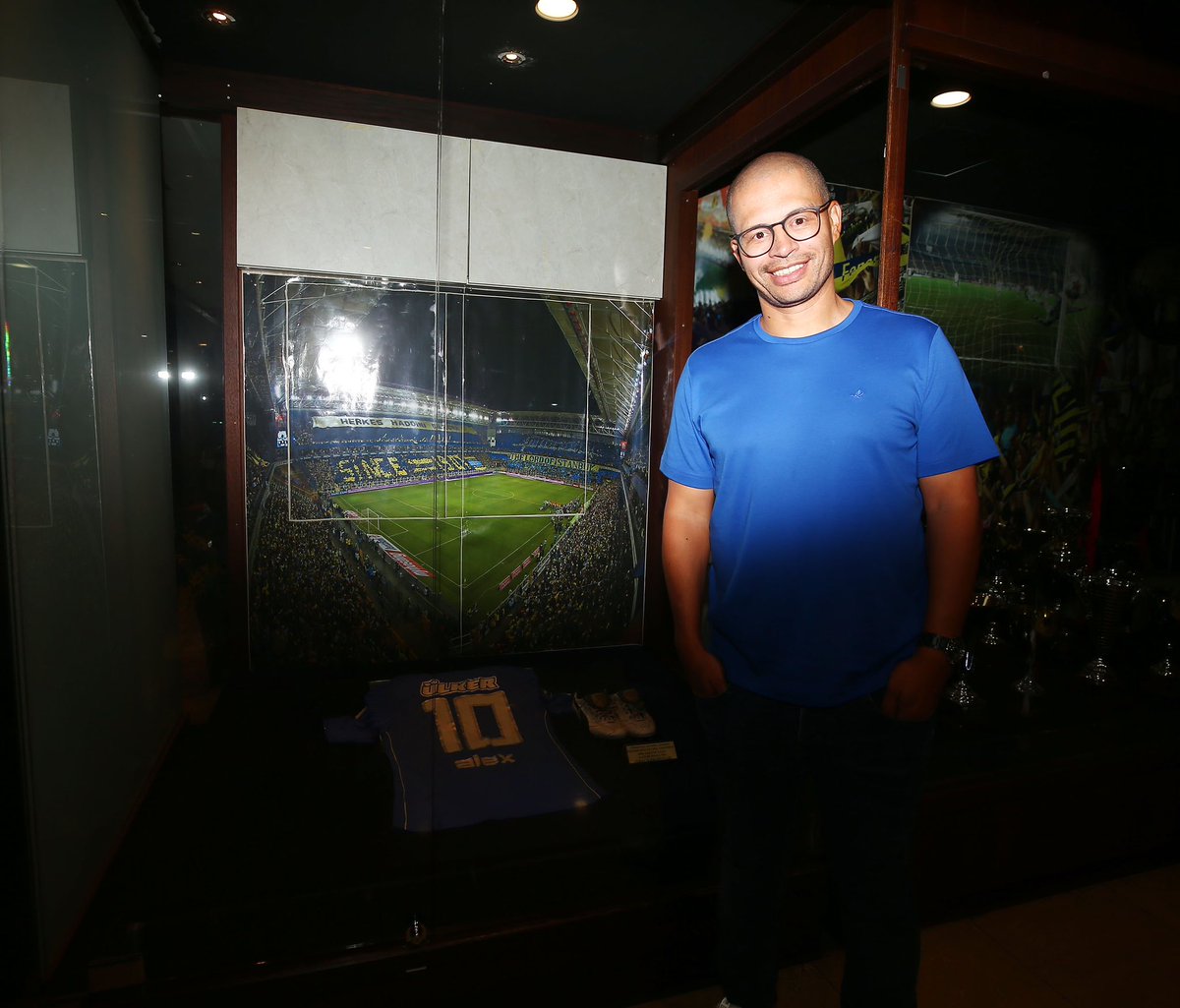 Fenerbahce's tweet photo. Kaptan ve ailesi uzun bir aradan sonra evinde.

Seni görmek güzeldi Alex 🙏 https://t.co/SGs1eXI09y