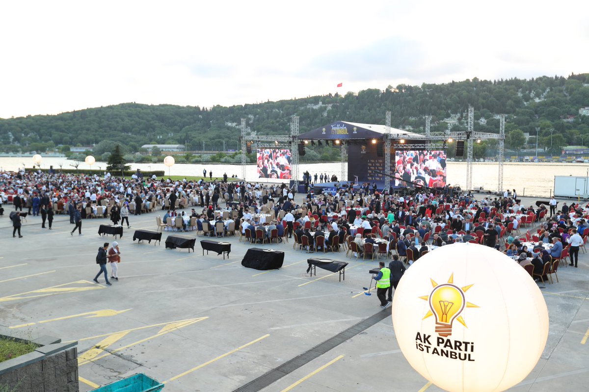 Sayın @RTErdogan'ın yeniden Cumhurbaşkanı seçilmesi için hiç bir ahvalde taviz vermeden çalışan, ter döken tüm teşkilat mensuplarımıza teşekkür ediyorum. 2024 yerel seçimlerinde de “Yeniden İstanbul” hedefiyle hep birlikte aynı gayreti göstereceğiz. 📍Haliç Kongre Merkezi