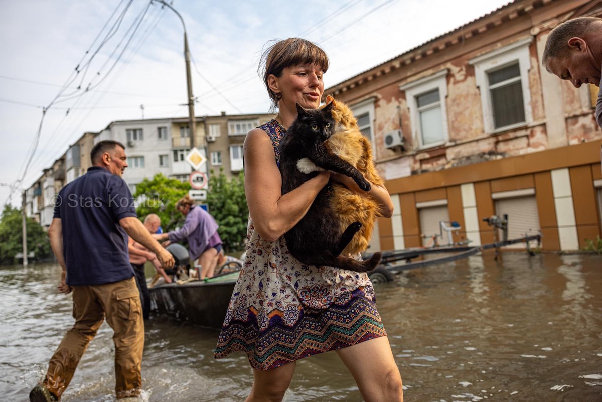 Podolyak_M's tweet photo. #Kherson now. Water level continues to grow. People are rescuing neighbors, animals and children from the flood. Rescue services and local residents with inflatable boats are organizing themselves into groups and taking their neighbors out of the flooded villages. The #Russians are not even trying to organize evacuation from the occupied territories. The “liberators” leave people to die on rooftops, continuing to shell the Ukrainian-controlled bank of the #Dnipro River, hindering evacuation efforts. The Z-"liberators" are laughing and foaming at the mouth: "it worked out well, we should turn the whole of central #Ukraine into a polluted gray zone". This proves once again that today Ukrainians are fighting against absolute concentrated evil. And the fight against evil requires everyone to call a spade a spade.

Photo: Stas Kozliuk