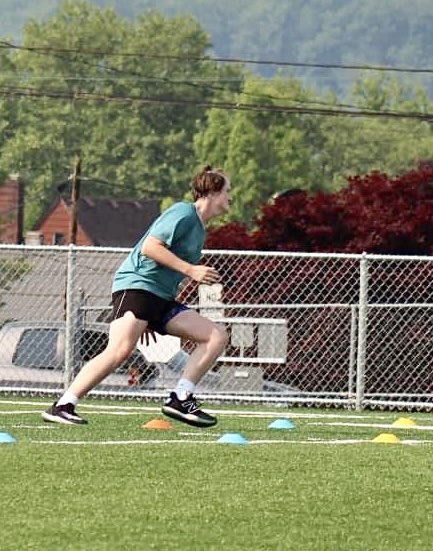 GarrettJones_12's tweet photo. Speed and agility training every Monday and Wednesday at 8am with @210ths.  Getting my legs strong and speed increasing for the 15u 2023 Quatro summer season @TigersPgh. #grinding #RHP #classof2027 #baseballrecruit #14upitcher #hardworkpaysoff https://t.co/6YjZybBqzo