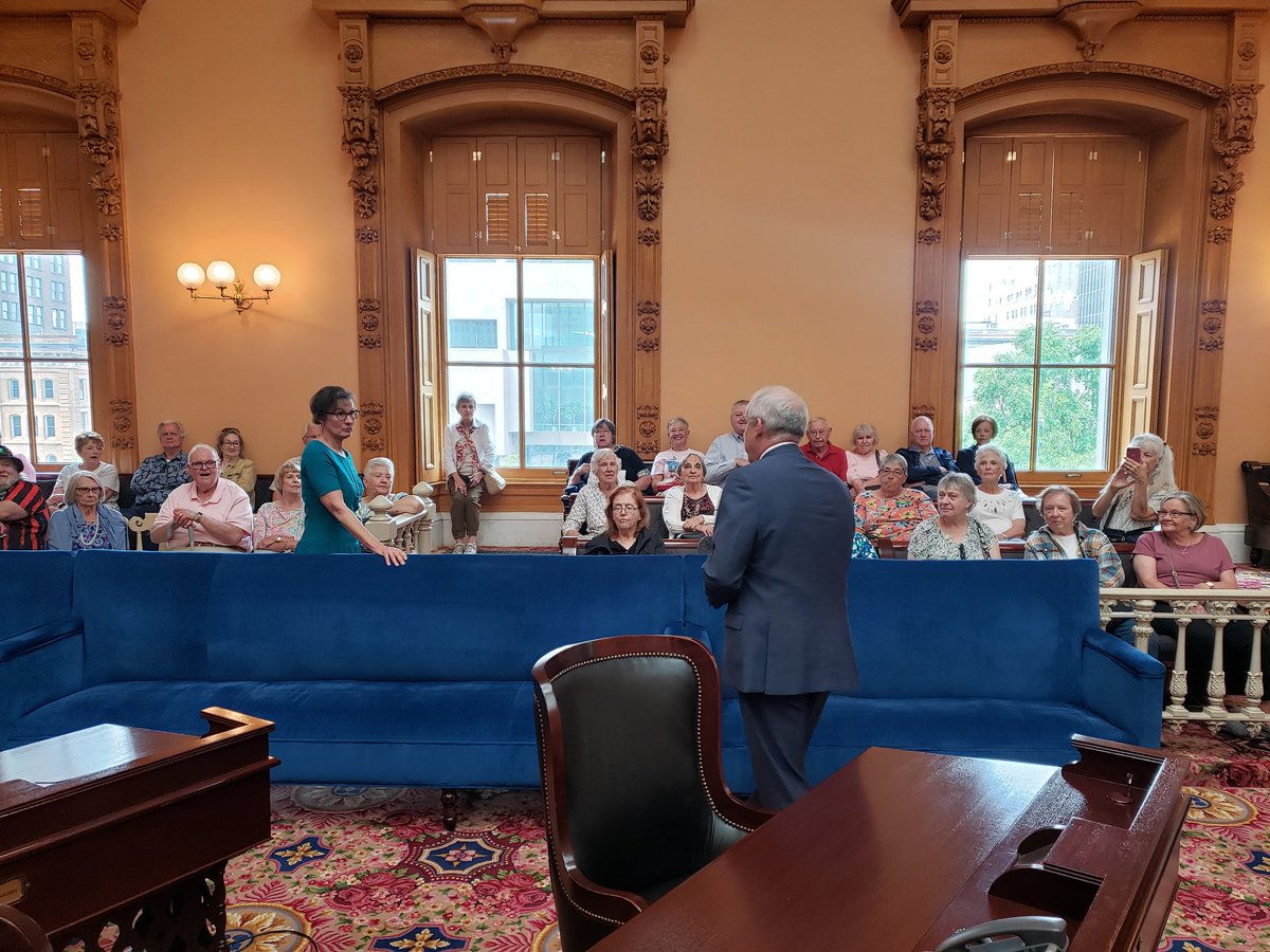 Always good to talk with tours visiting the @OhioStatehouse and Senate Chamber. @OhioSenateGOP President @matthuffman1 talks with group from western part of Cincinnati after Senate session.