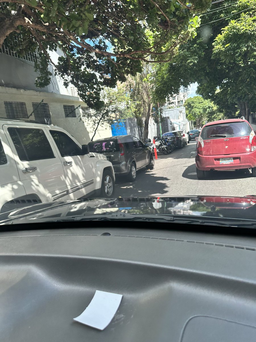 sammydeF's tweet photo. @policiachacao @duquegustavoS  calle Santa Teresita de Jesús-La Castellana colapsada por la irresponsabilidad de los ciudadanos al estacionar. Respeto para los demás https://t.co/JnggIcTx1W