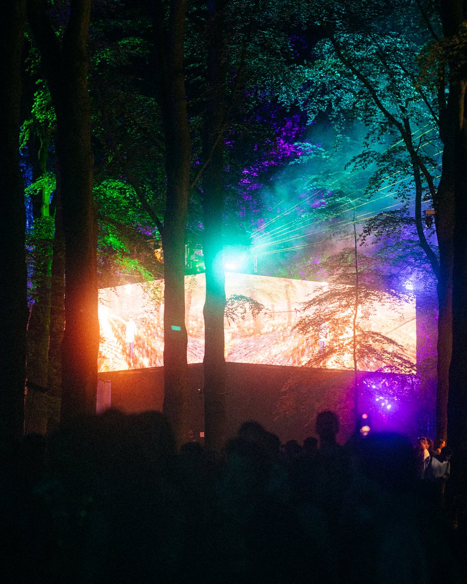 People dancing and creating memories on top of the Nabo stage at a height of 8,5 meters with a 360 LED wall all around. Together with <a href="/paybonsai/">bonsai</a>