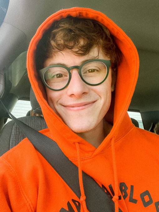 Hi twitter :) I’m going to a gaming center today with my younger brother Mason and @detentionlol pretty