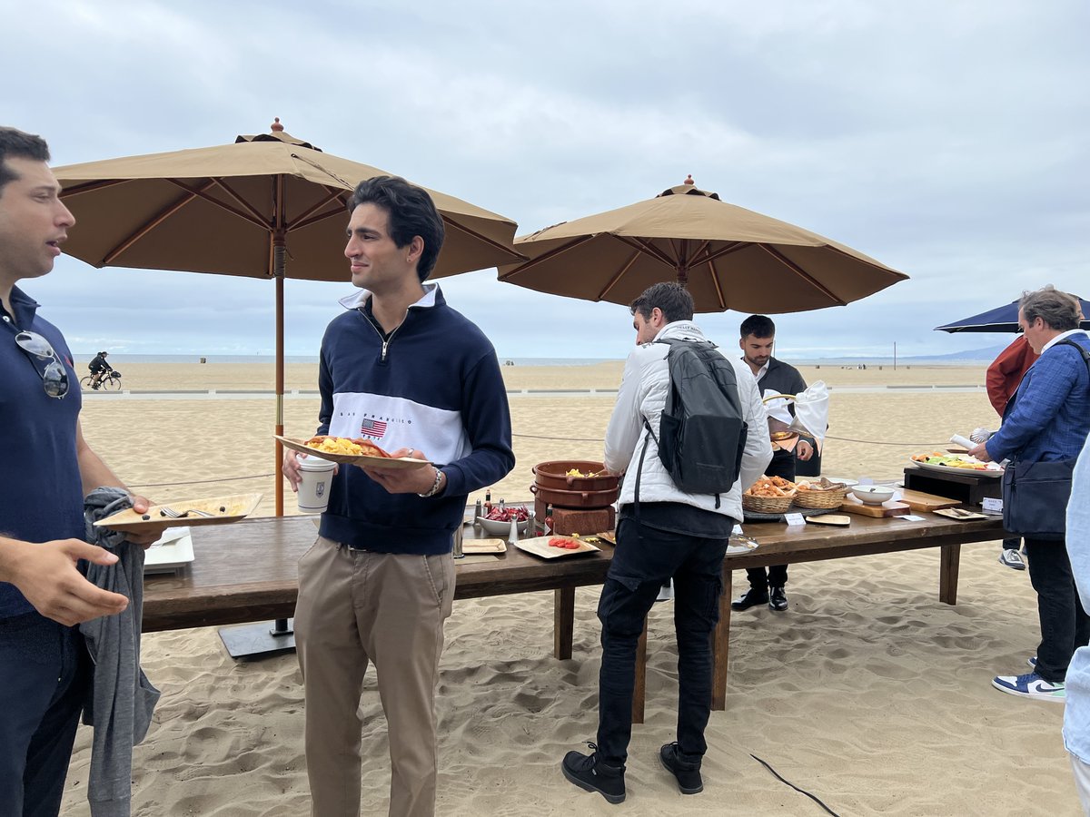 Serving up a gorgeous beach breakfast at #LATechWeek with <a href="/NomadFund/">Nomad Ventures</a>'s "Brunch at the Beach." 

Founders meet and discuss the benefits of disrupting old markets and mindsets in the business world. 🔥