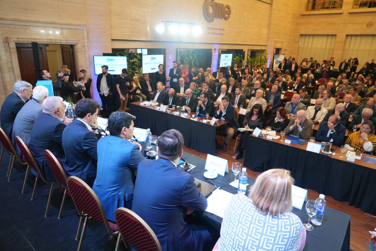 redcame's tweet image. EN #CAME, WADO DE PEDRO INSTÓ A LOS EMPRESARIOS A PENSAR UN MODELO PRODUCTIVO

💬  “Hace falta pensar una #Argentina multipolar productiva, donde cada región sea una unidad económica que permita el arraigo, el trabajo y el mercado interno, que es de lo que viven las pymes”,…