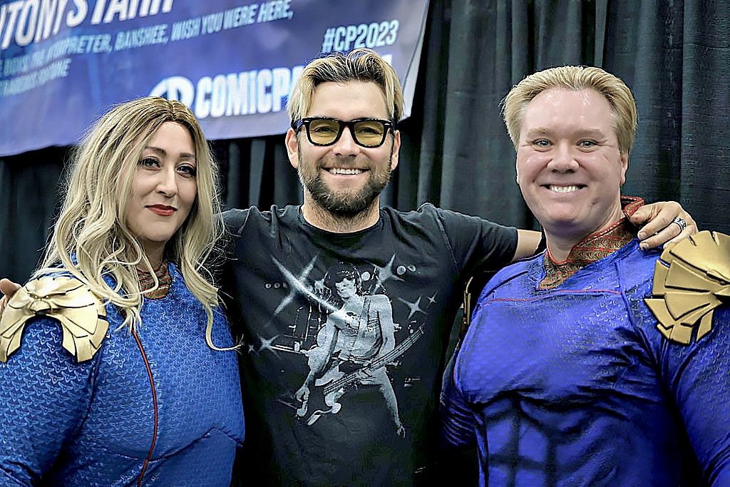 Nothing to see here, just three Homelanders in one photo. 

Thank you @Comicpalooza for this photo, this absolutely made my day! 

@antonystarr @BigChrisSpirito and me