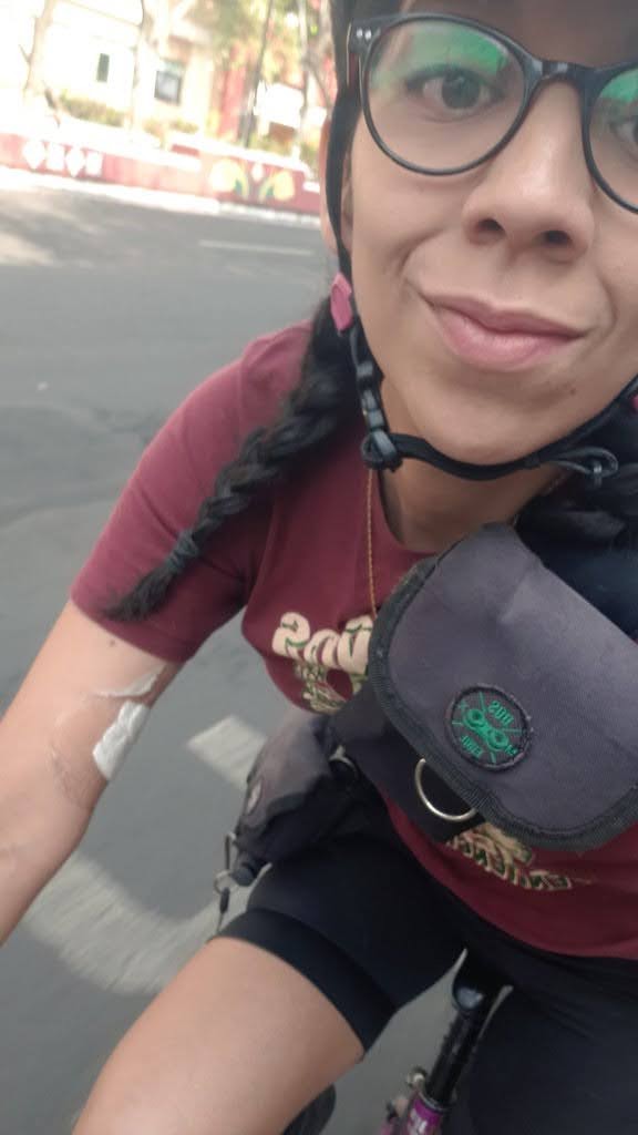 EquisSoyActriz's tweet photo. Banda, por si saben o no, soy bicimensajera.
Dejé un tiempito por temas de salud pero ya ando de regreso a la messlife y verdaderamente ocupo generar.
Tons si necesitan enviar algo, que se les olvidó x cosa, etc. Aquí andamos a la orden pa'l desorden. 
Sin miedo a subir o bajar🚲 https://t.co/HtCJZqBrRv