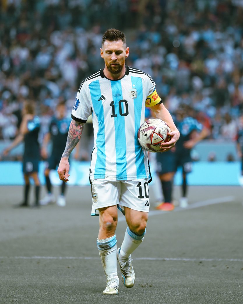 DeadlineDayLive's tweet image. 🚨😳 Included in Lionel Messi's deal with Inter Miami:

➡️ Percentage on subscriptions to the MLS Season Pass from APPLE TV, paid directly by APPLE
➡️ Percentage of Inter Miami shirt sales, paid directly by Adidas
➡️ Possibility of acquiring an MLS franchise at the end of his…