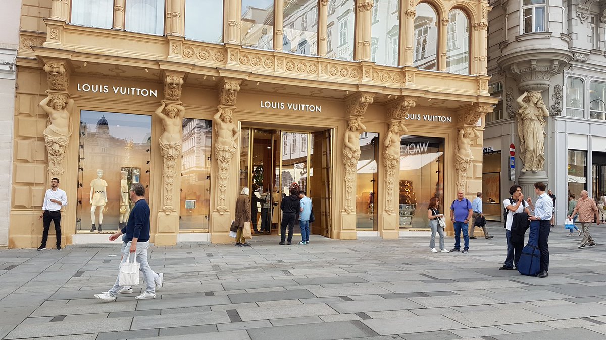 Na bei Louis Vuitton ist die Schlange aber kurz gewesen, dagegen ist die Schlange bei Dior deutlich länger. Naja LVMH wird es so oder so freuen. Achja Hose+Jacke  im Schaufenster  für zusammen 10k😯