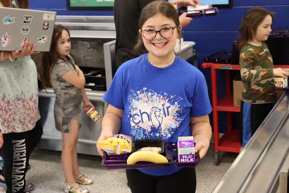 YOUR_CPCSC's tweet photo. Three Clark-Pleasant Schools are serving free lunches Mon-Friday until July 14. "Summer Servings", a USDA lunch program was putting smiles on the faces of youngsters Wed. at GCES. Lunches are also being served at PCES &amp; BES. Meals are free for anyone under 18. Adults are $2 bucks https://t.co/NY62e1Rijz