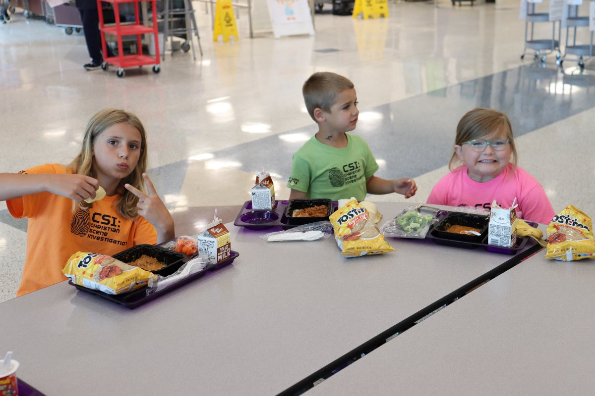 YOUR_CPCSC's tweet photo. Three Clark-Pleasant Schools are serving free lunches Mon-Friday until July 14. "Summer Servings", a USDA lunch program was putting smiles on the faces of youngsters Wed. at GCES. Lunches are also being served at PCES &amp; BES. Meals are free for anyone under 18. Adults are $2 bucks https://t.co/NY62e1Rijz