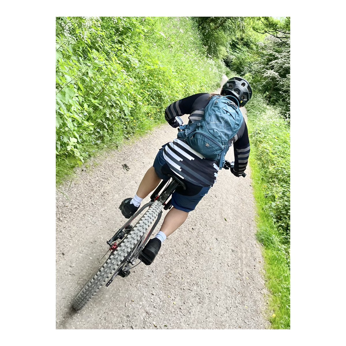 AMguidedrides's tweet image. All about the #gravel on this mornings ride with @Cheryl_B79 .😍
Some would say #ontrend. Where’s your favourite gravel ride?🤔✌🏻
#allmountainguidedrides #goodvibesandbikerides #experienceexploreadventure