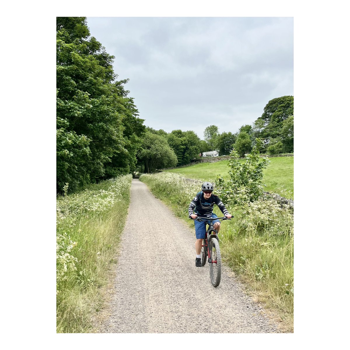 AMguidedrides's tweet image. All about the #gravel on this mornings ride with @Cheryl_B79 .😍
Some would say #ontrend. Where’s your favourite gravel ride?🤔✌🏻
#allmountainguidedrides #goodvibesandbikerides #experienceexploreadventure