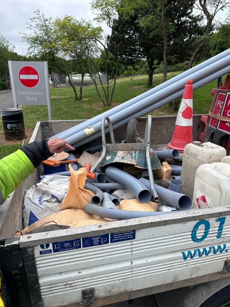 DerbysRPUBikers's tweet photo. And yet more.
More offences detected during @nttauk #trailersafetyweek.
Insecure load on both towing vehicle and trailer.
#prohibited until rectified.
Driver reported for offences.
It's not hard to do this properly.
#frustrated
#opsbikes
#checksite
#gp1 https://t.co/p31JHseqcw
